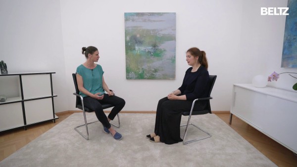 Video: Leerer-Stuhl-Dialog mit einem fremden Täter in der Emotionsfokussierten Therapie