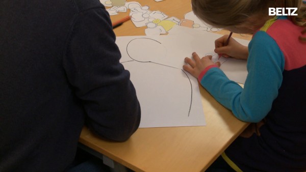 Video: Modusarbeit mit Zeichnungen mit Grundschulkind