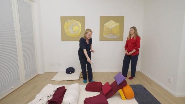 Video: Körperorientierte Interventionen: Restorative Yoga (Angelehntes Sitzen)